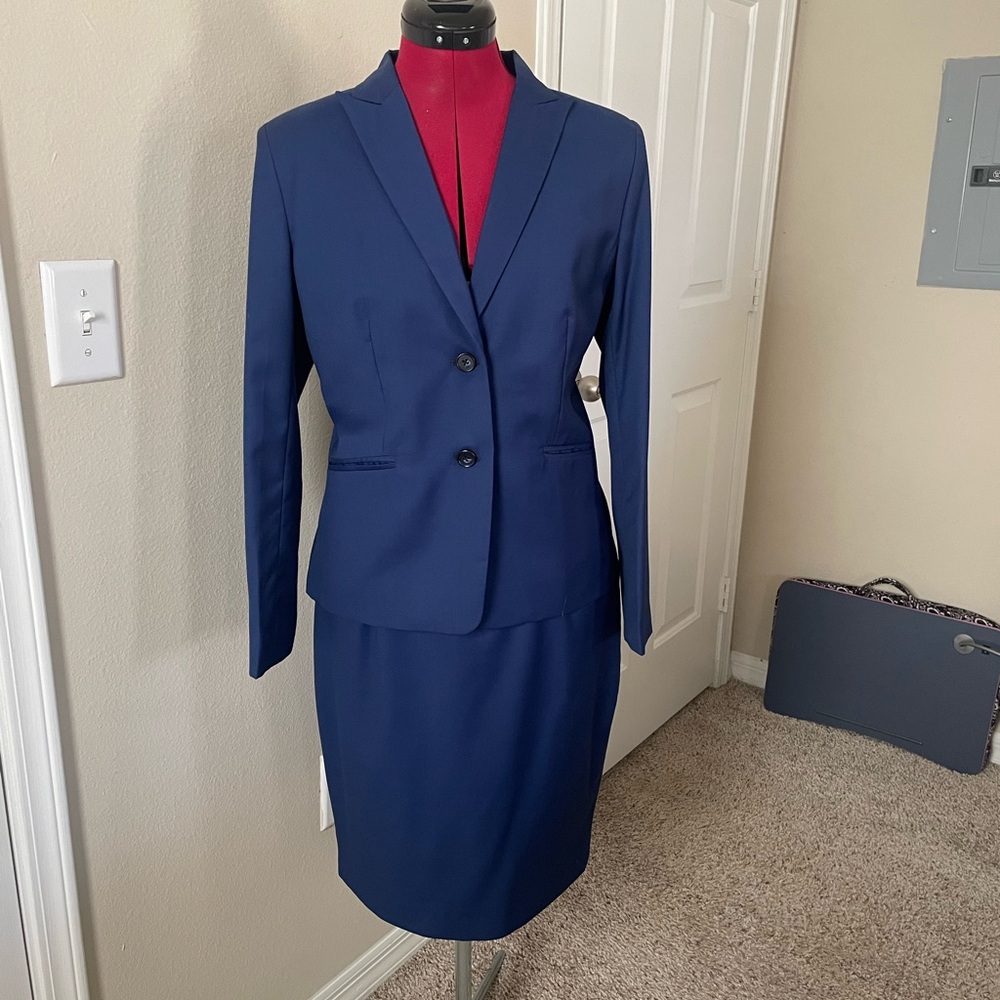 Sumisurra blue suit. Includes blazer and matching pencil skirt.